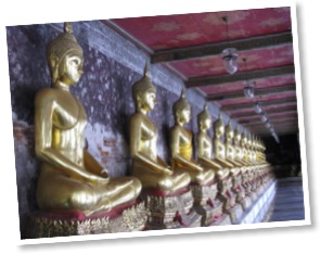 Buddhas in Reihe